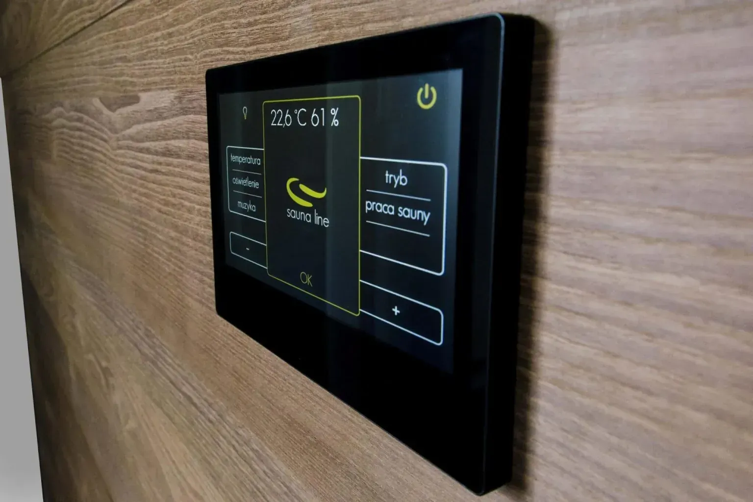 Stejný panel, za denního světla a během saunování.